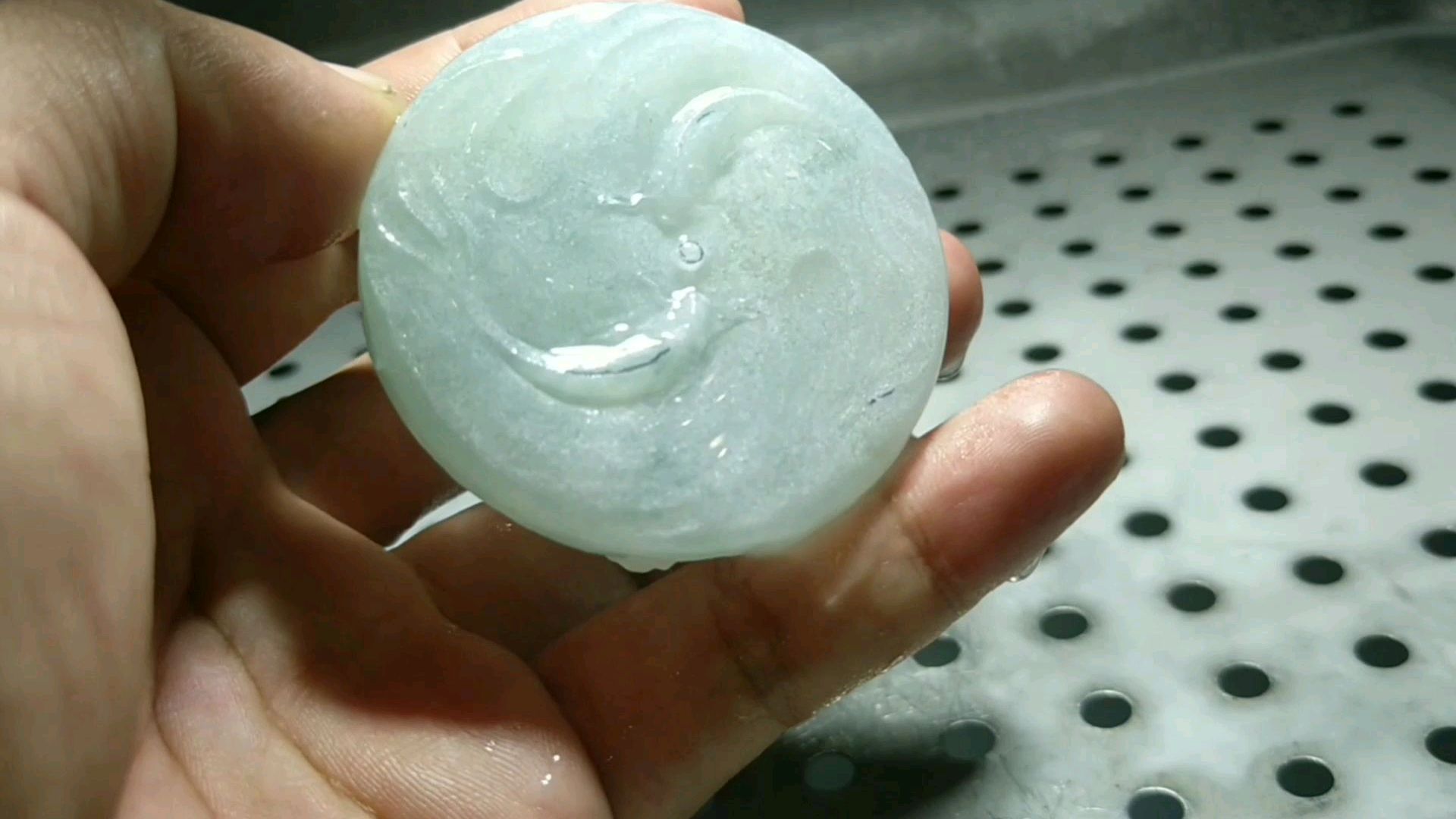 翡翠圆牌观音雕刻继续进行,老王分享做工过程