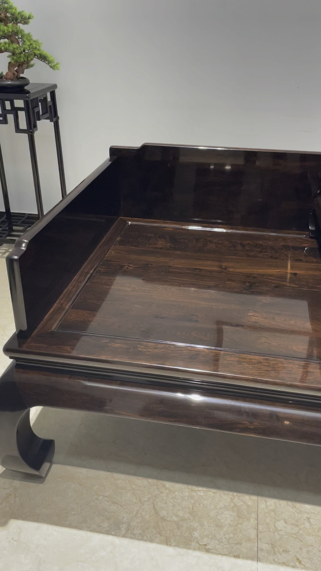 名琢紫光檀生漆家具通透照人