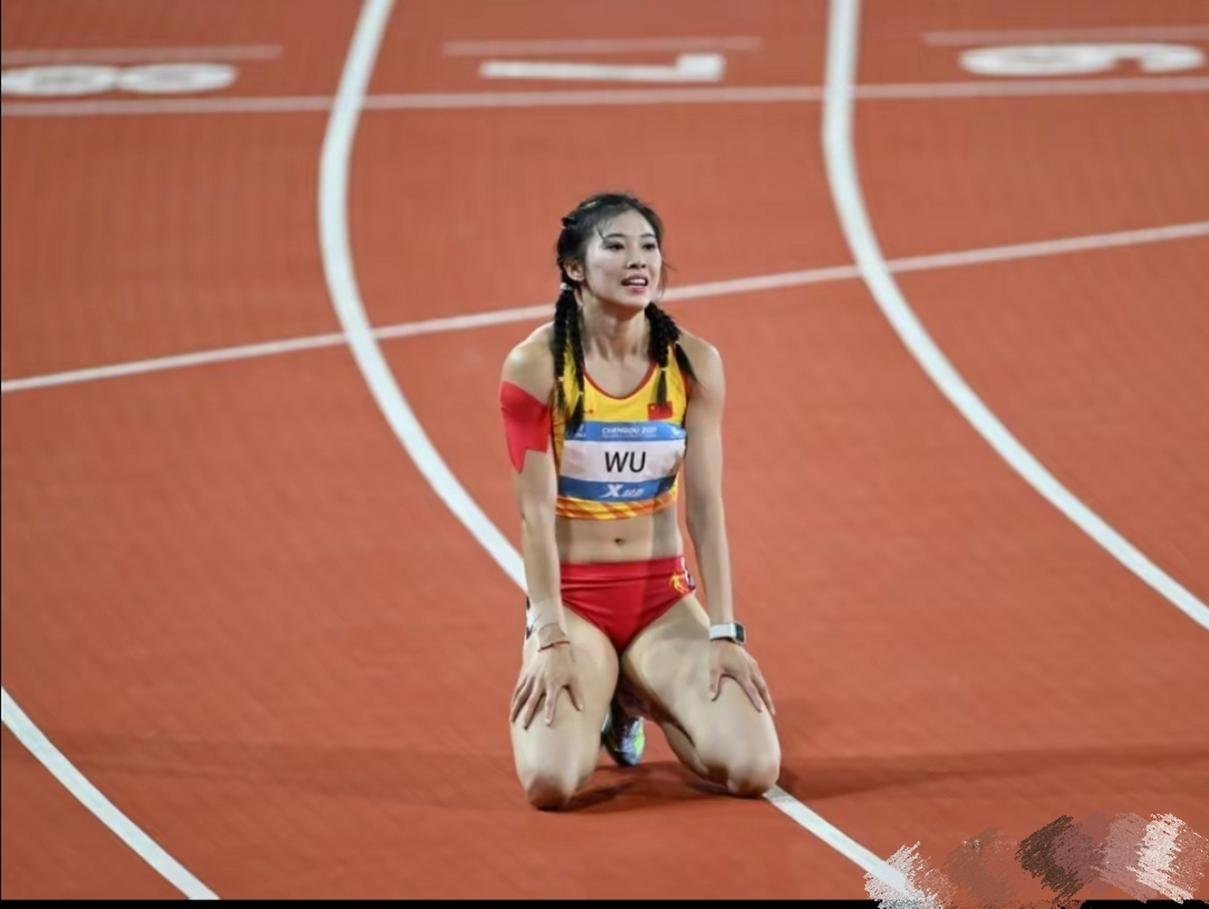 吴艳妮在大运会赛场用红色胶布遮挡纹身,可是仍然有黑粉揪着不放 跨栏