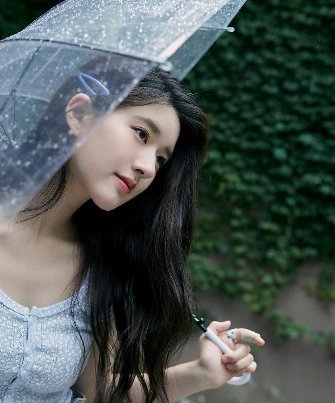 赵露思# 清纯可人的样子,撑着伞在微微细雨中,甜美可爱,仙气十足