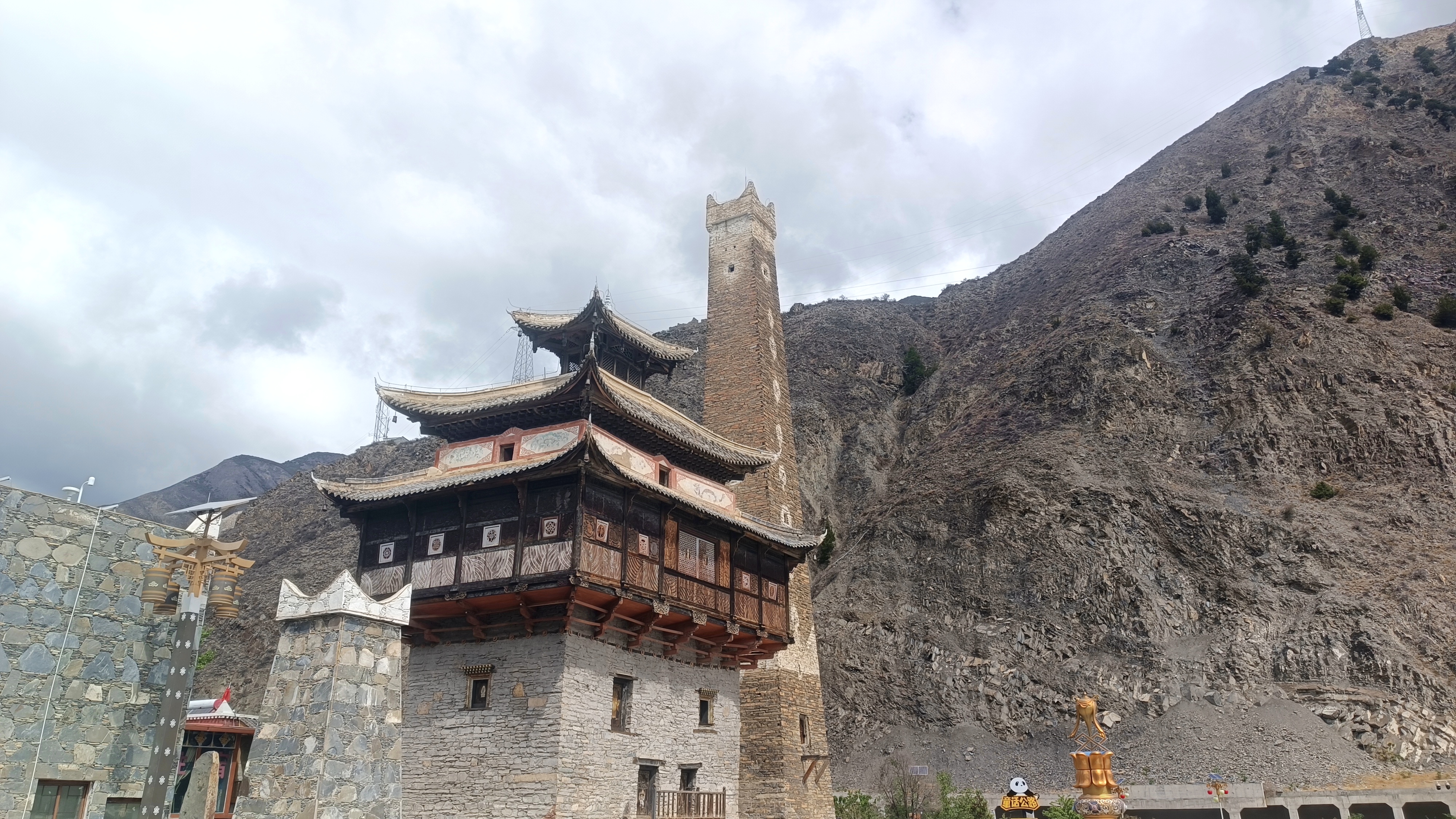 沃日土司官寨是乾隆征战大小金川古战场重要历史遗址之一,现存的南经