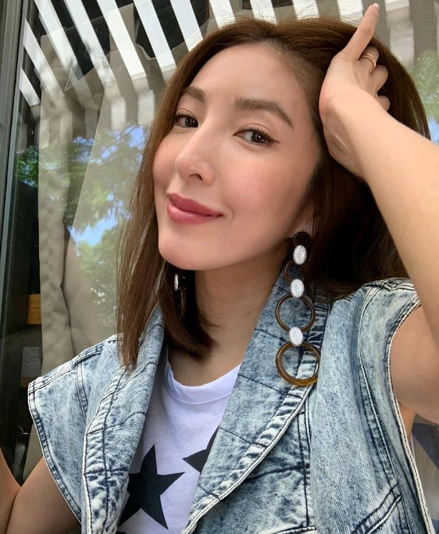 杨谨华穿蓝色牛仔衣,配白色t恤,呈现出很年轻的状态