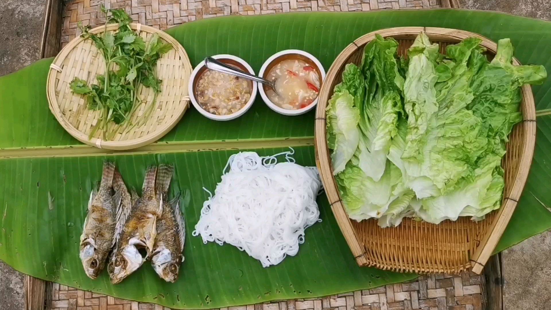 云南姑娘阿云做了云南特色美食手抓鱼米线(菜包鱼)一口就爱上