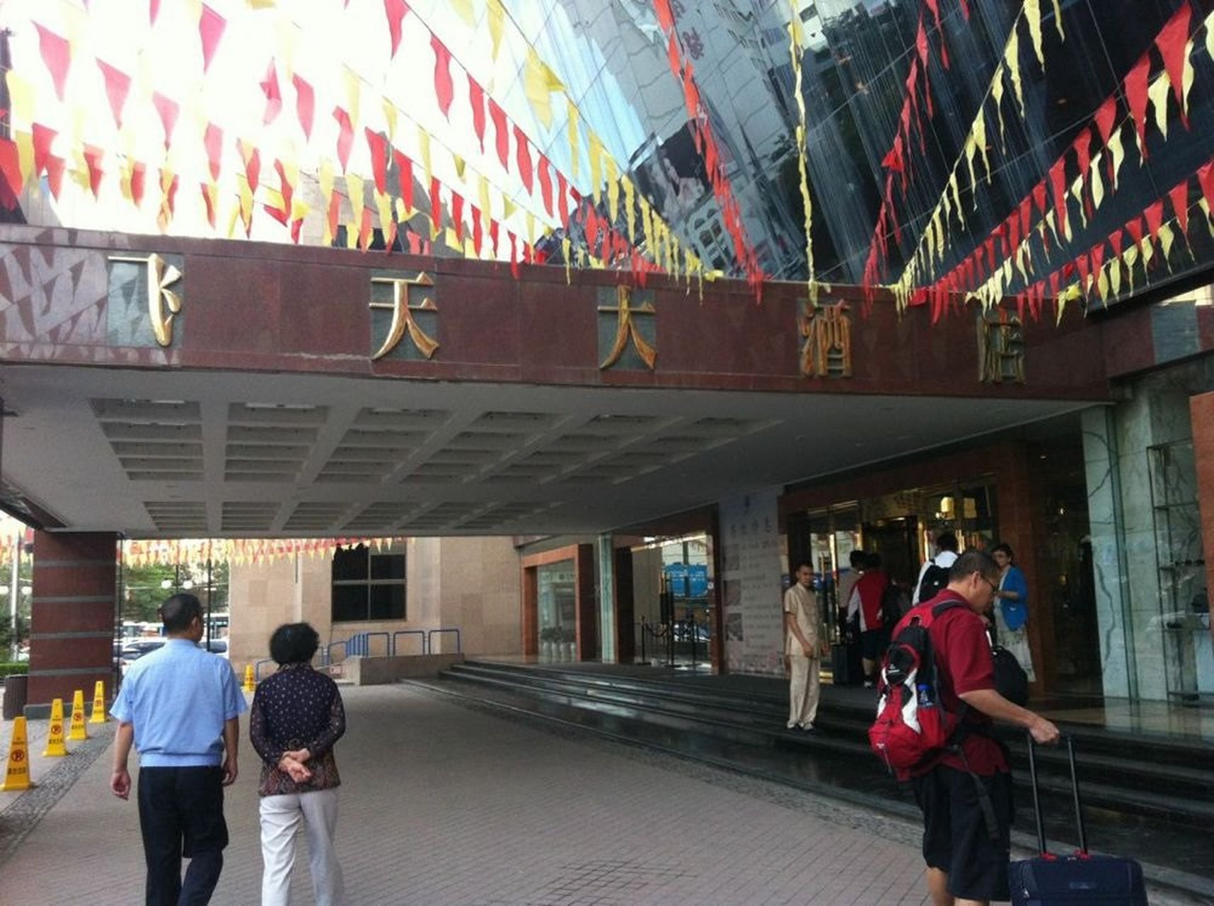 当我到兰州飞天大酒店时,旋转门没动,我左右来回找其它的门,也就只有