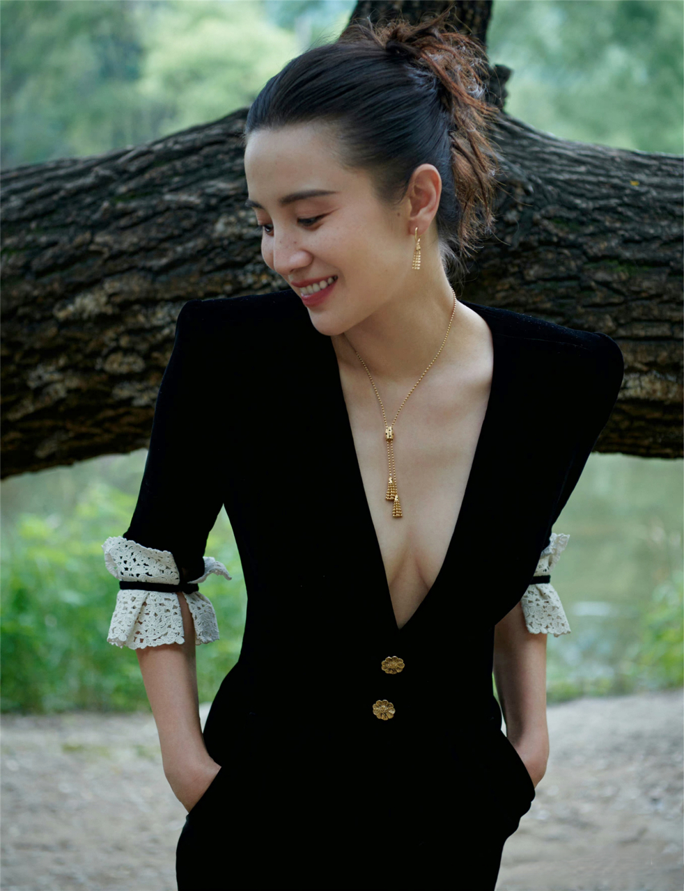 穿着小西服的宋佳,这属于户外写真吧?