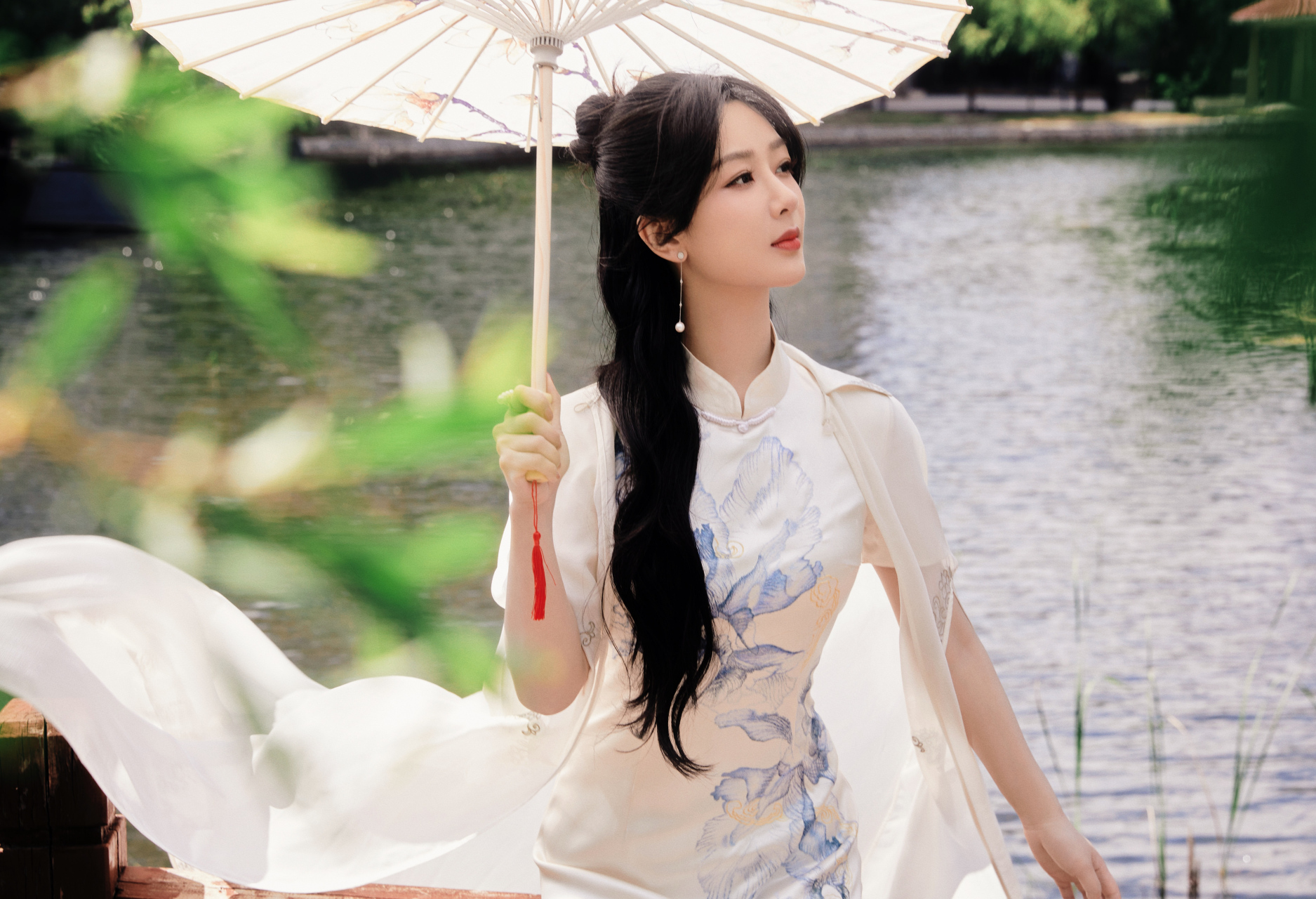 杨紫身穿旗袍出席活动,纯白旗袍加以中国风图案点缀,尽显东方韵味,更