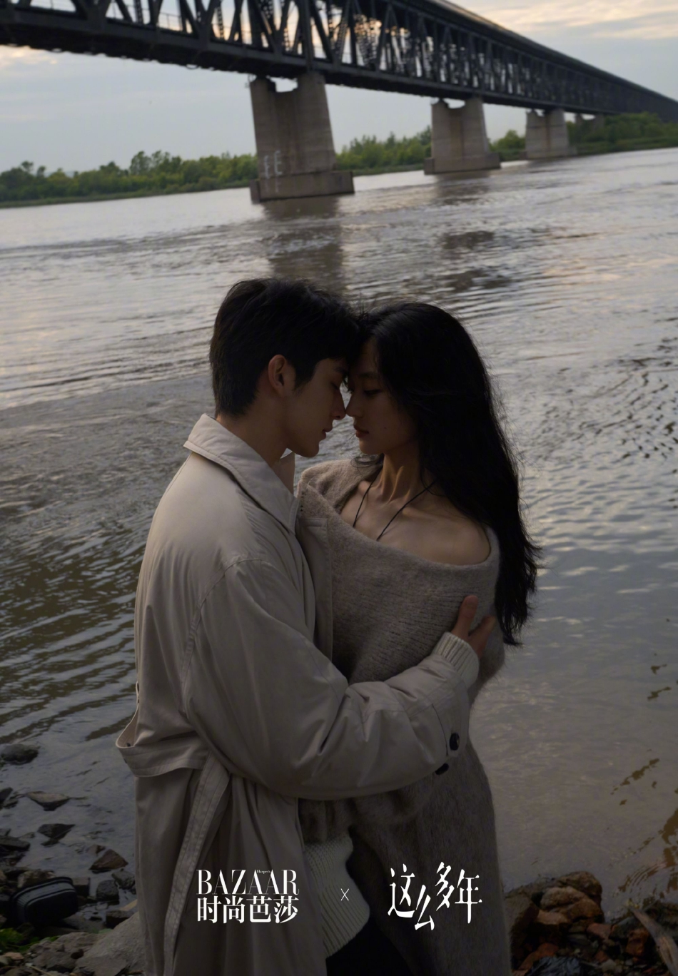 组图：张新成孙千合体拍甜蜜大片 置身湖边相拥依偎CP感满分