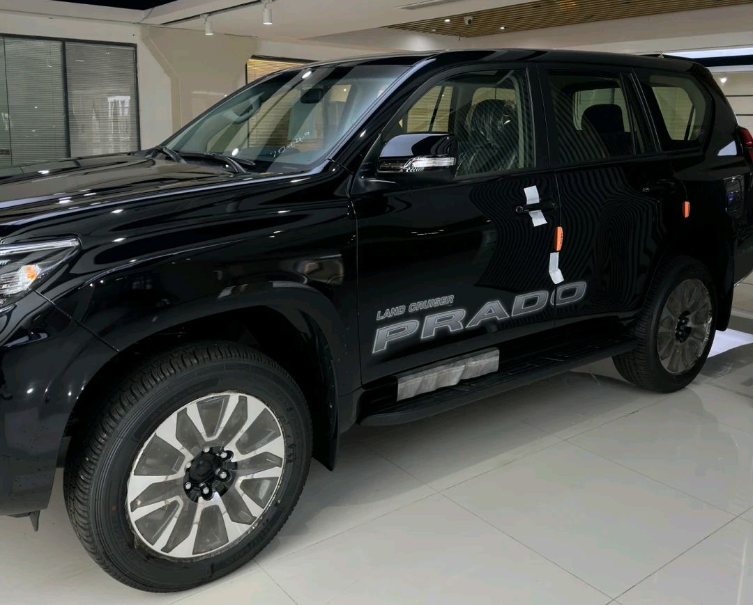 越野"急先锋"来了,丰田普拉多"黑骑士"曝光,国六2.8t 四驱