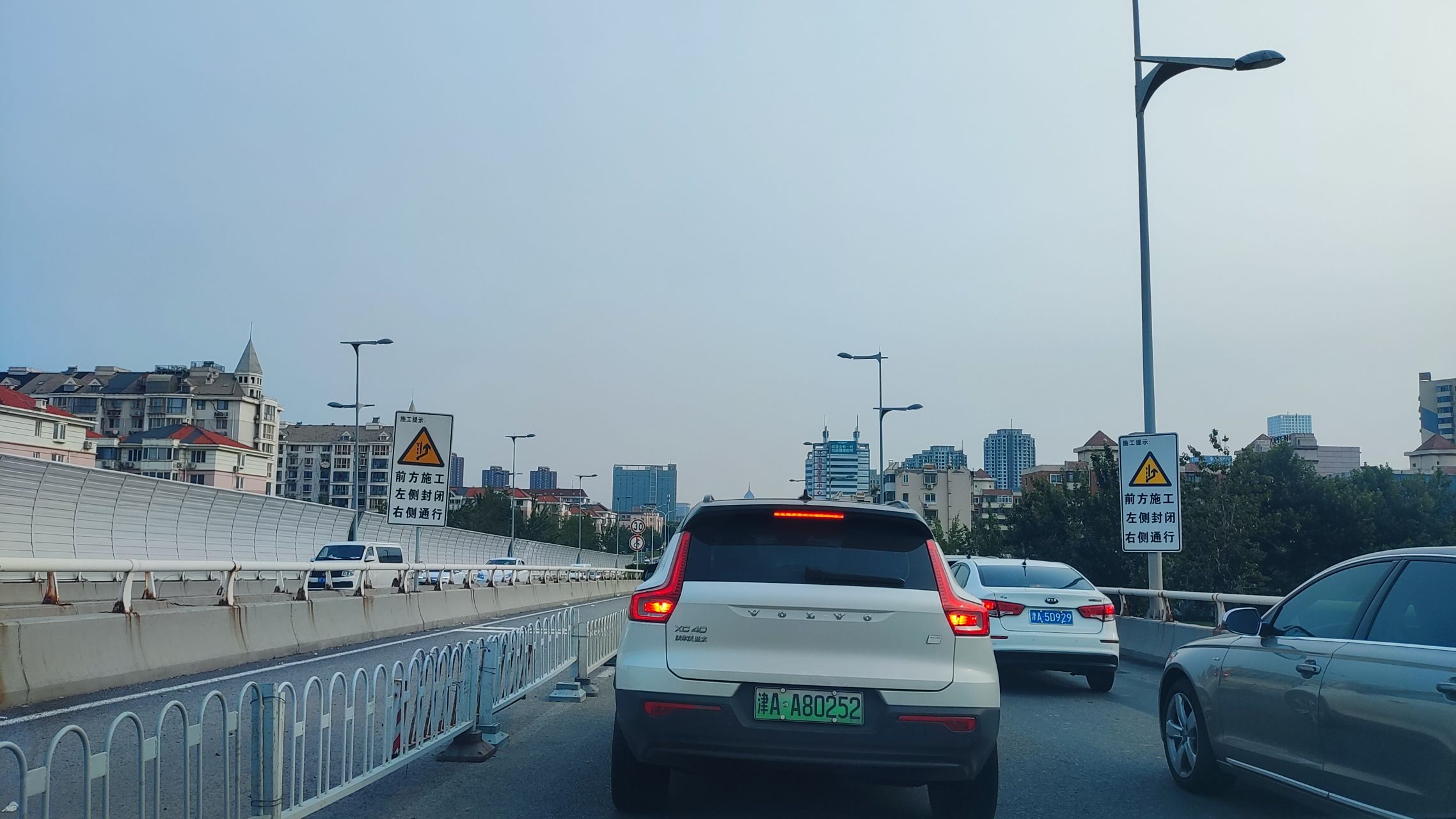 除了"津ad""津af"的新能源绿牌车,如今路面上有许多"津aa"的绿牌. .