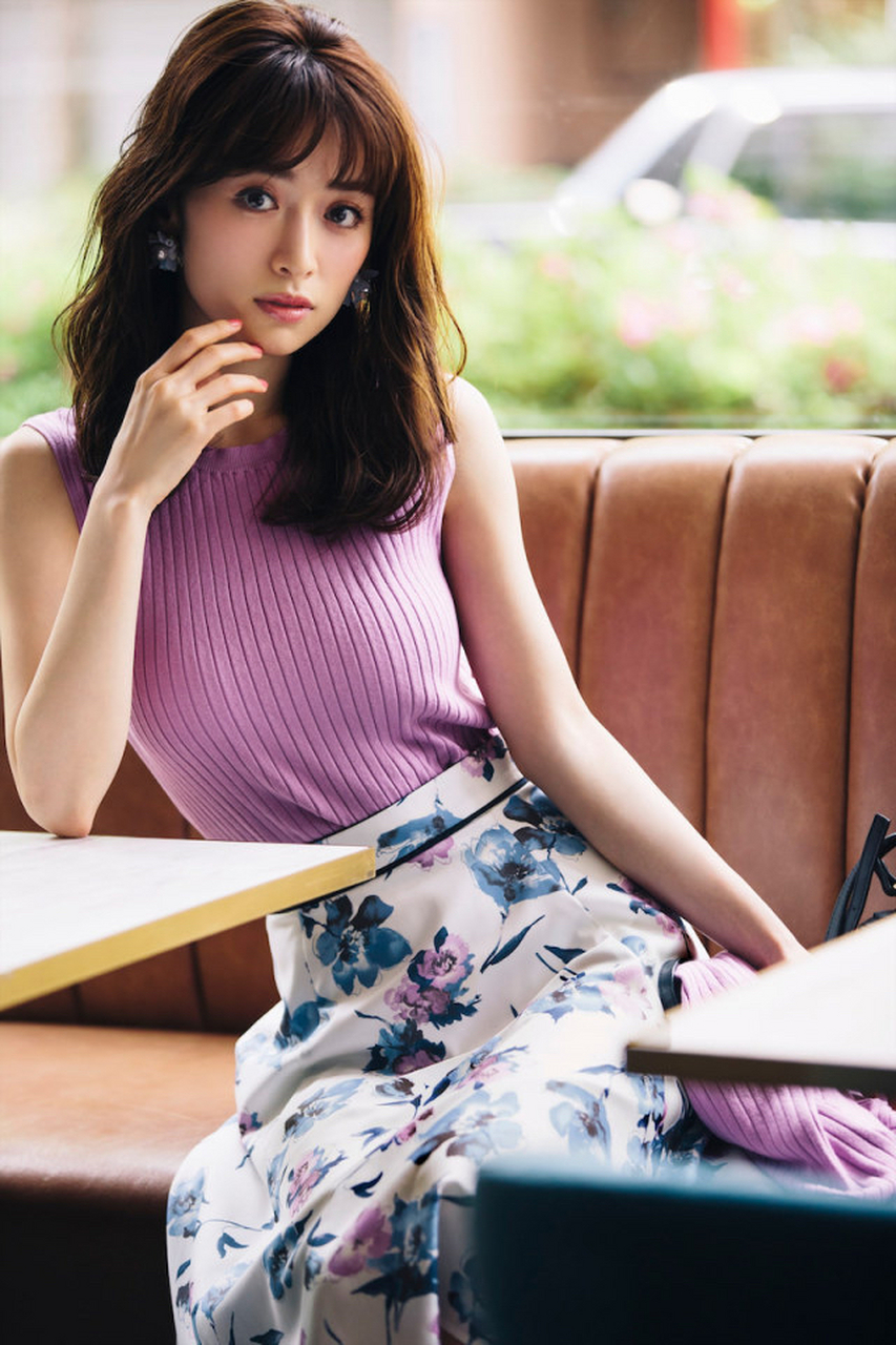 气质简约风的秘密,都藏在泉里香,高桥光和松本真里香的日常穿着中