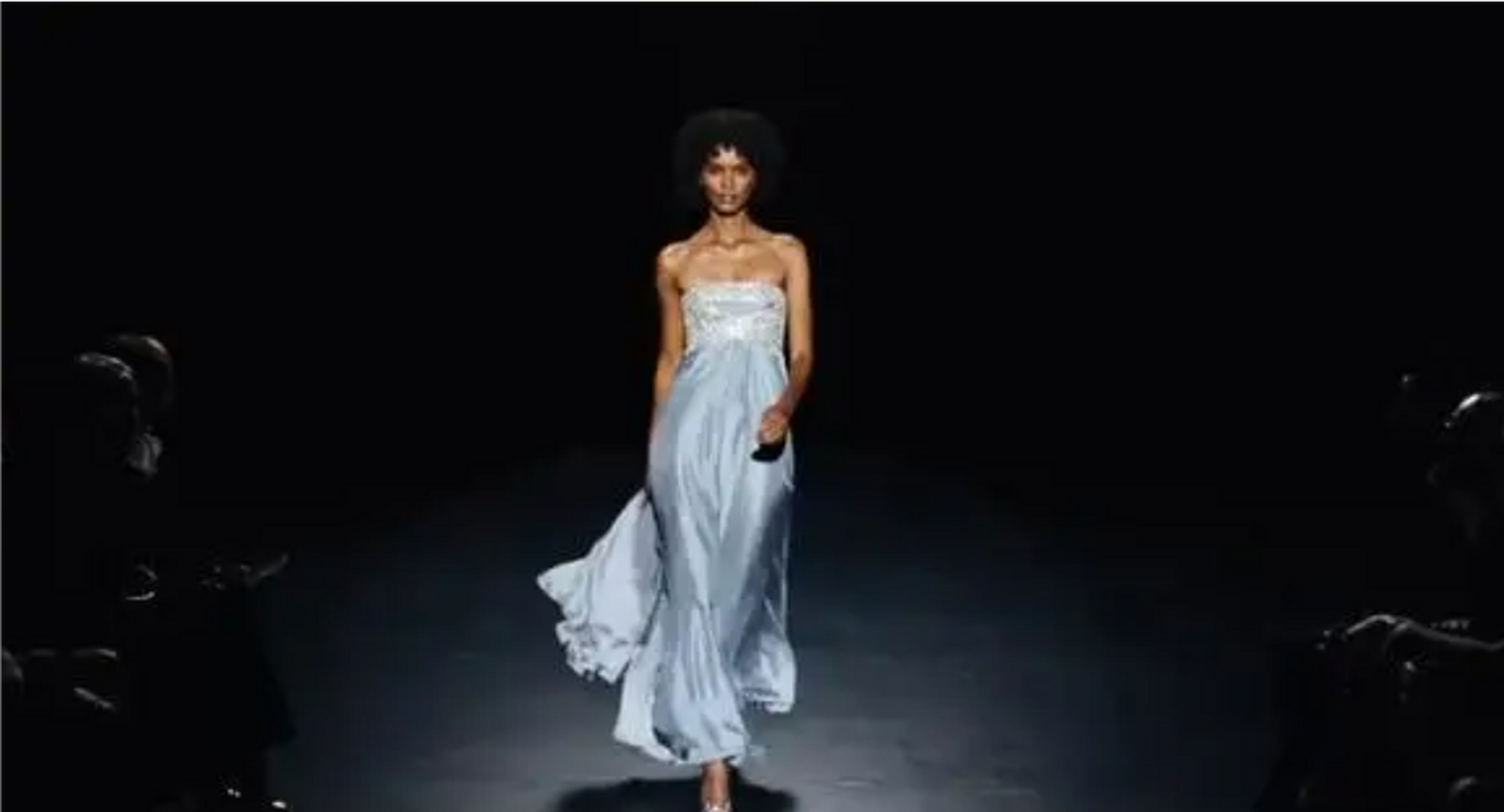 有些电影,你看了会拓展内心的边界.  比如,这部著名的《沙漠之花》.