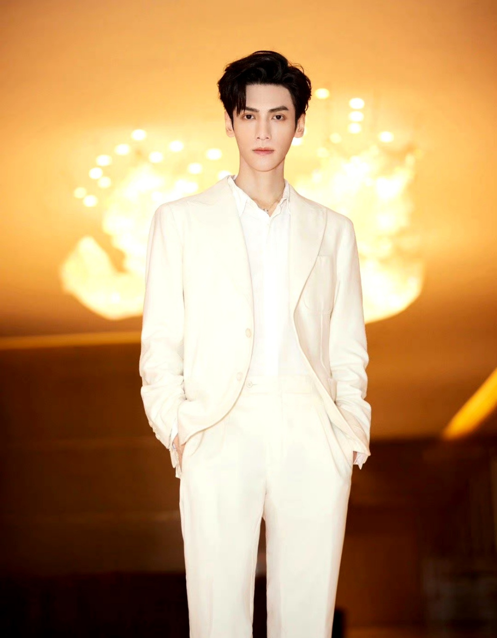 罗云熙# #罗云熙照片不发会过期# #罗云熙全白造型# 人间绝色,太帅了