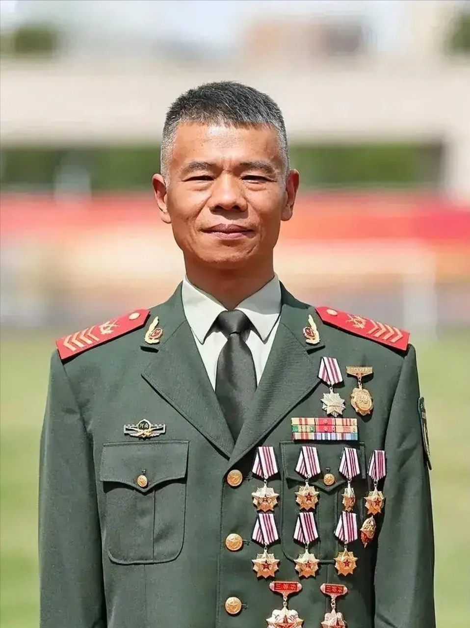 48岁的他虽然满头白发,但胸前的军功章诠释了当代中国军人忠