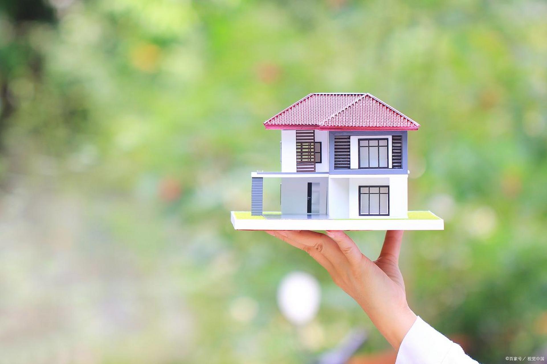 我的一个朋友,已经40岁了,他租房住了15年,今年房东卖掉房子赚了80万