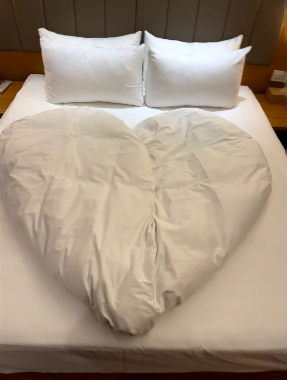 2022年跨年之夜不能出门,老公把被子叠成心形[心]!