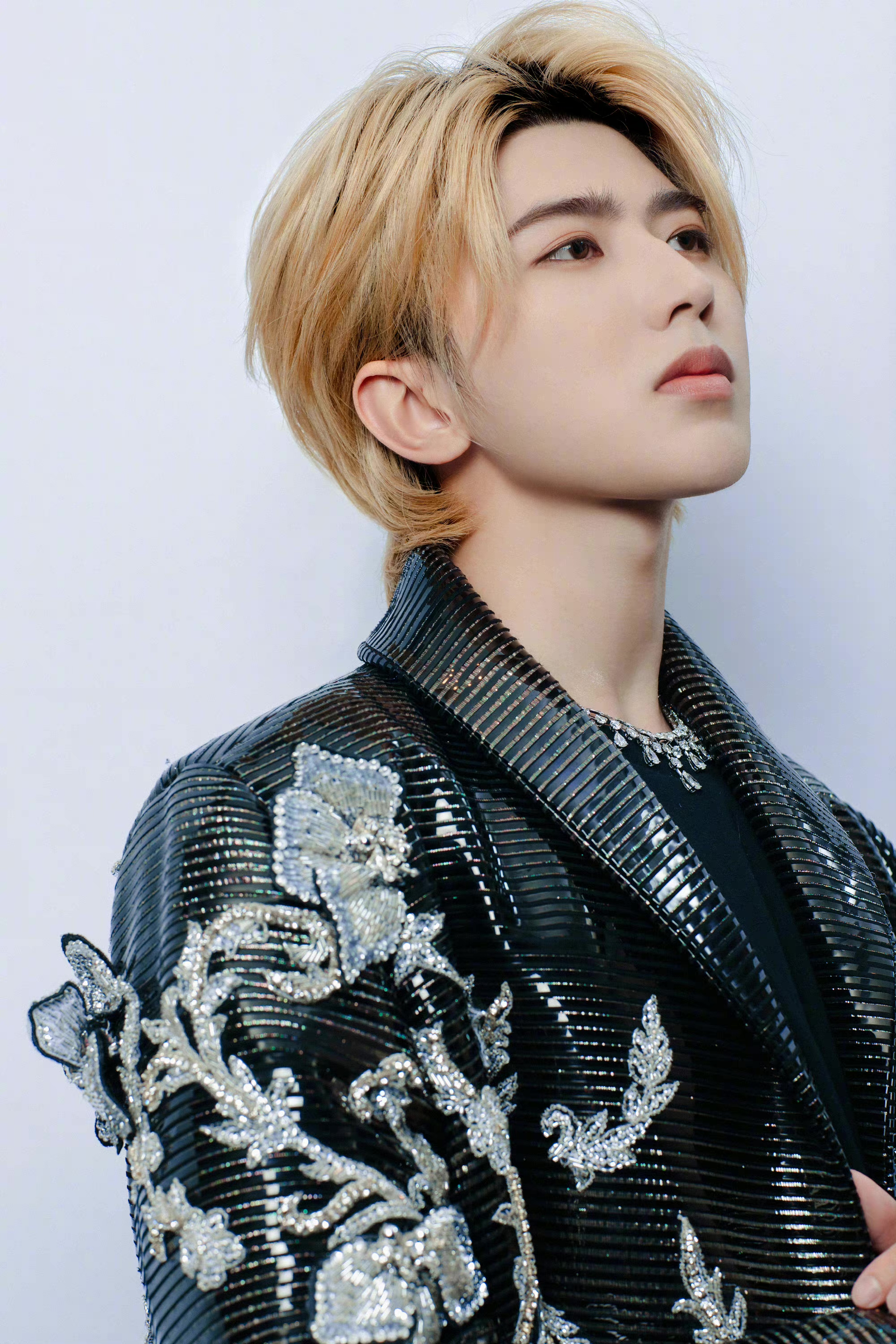 蔡徐坤跨年晚会造型,高定华服配 珠宝,珠片立体雕花,璀璨钻石光芒