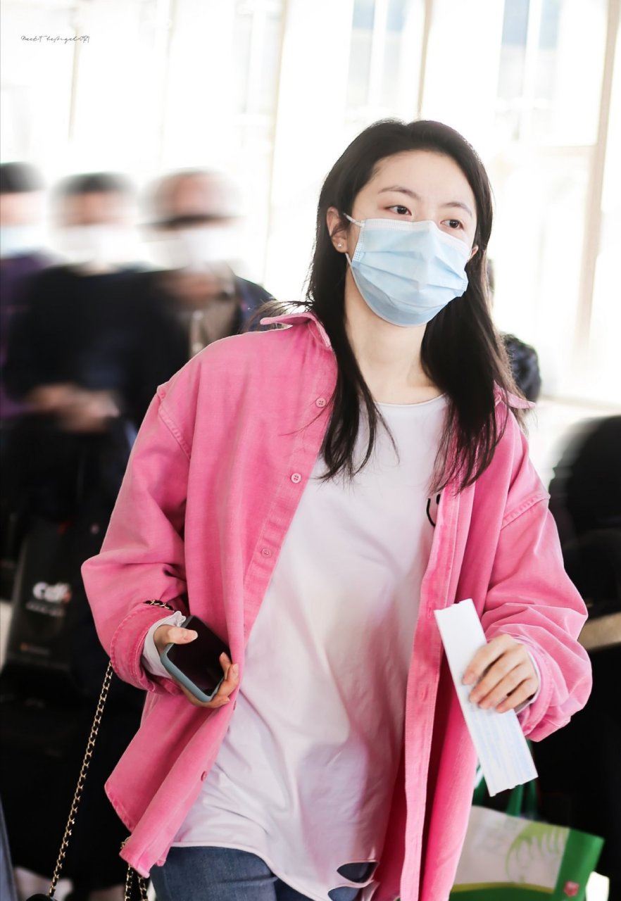 赵今麦身穿粉色衬衫内搭笑脸破洞tee简约时髦,很甜很少女#时尚