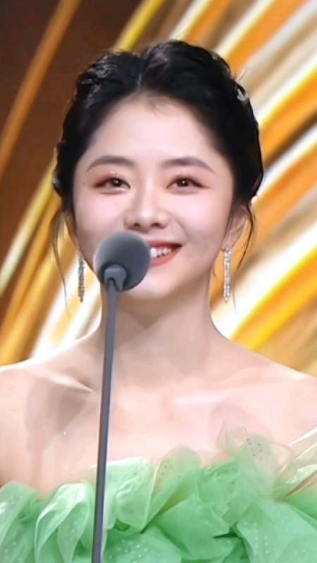 谭松韵出席金鹰奖颁奖晚会,一袭薄荷绿长裙真的好美!-度小视