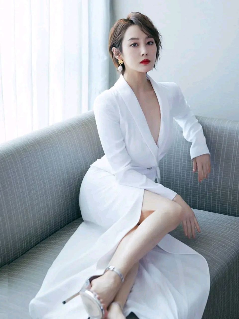 李纯白色长裙,错乱的短发,精致的脸蛋,搭配银色高跟鞋,散发着迷人气息