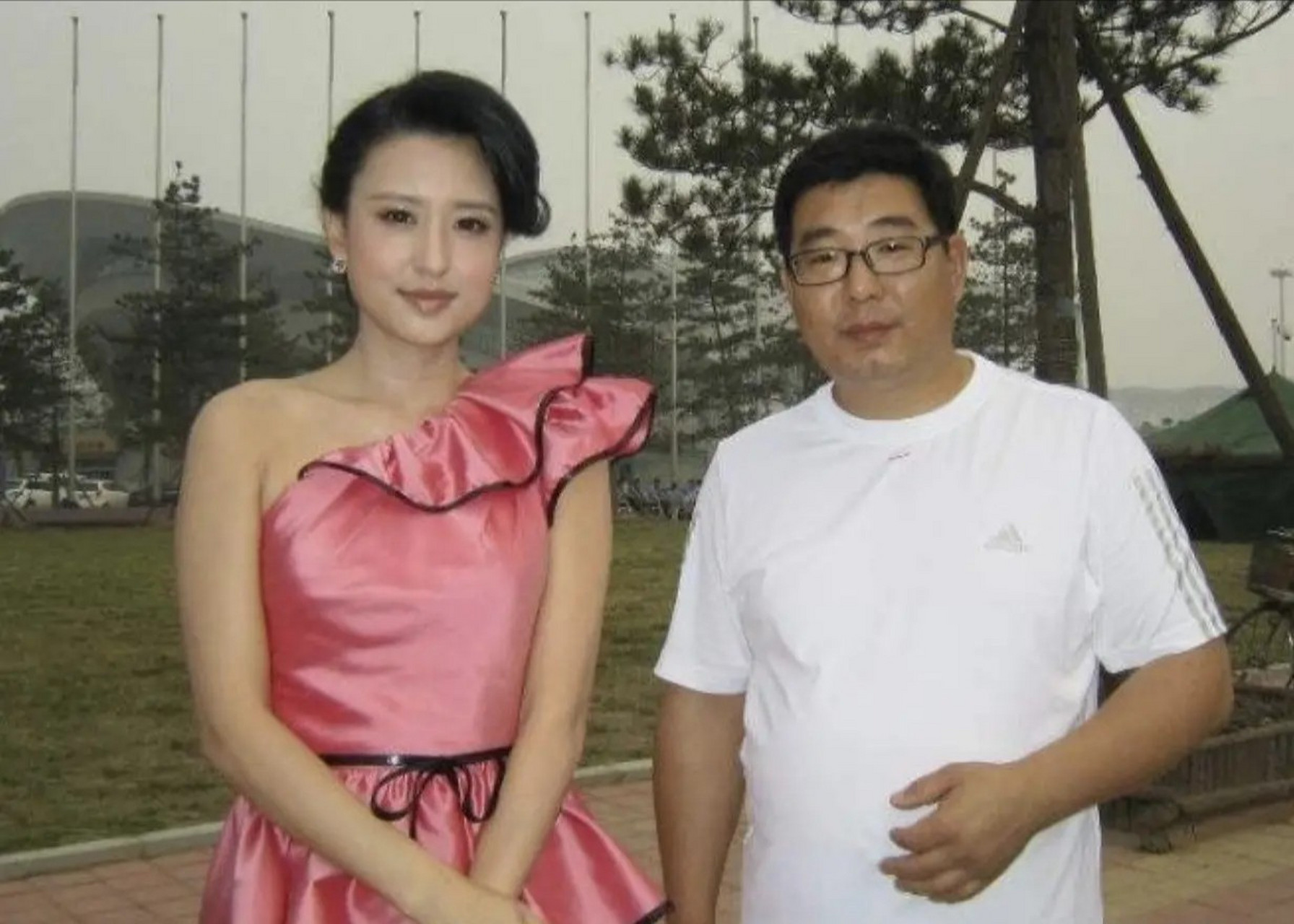 当年,54岁的富商王吉财,看上了34岁的央视主持人张蕾,张蕾赶紧拒绝: