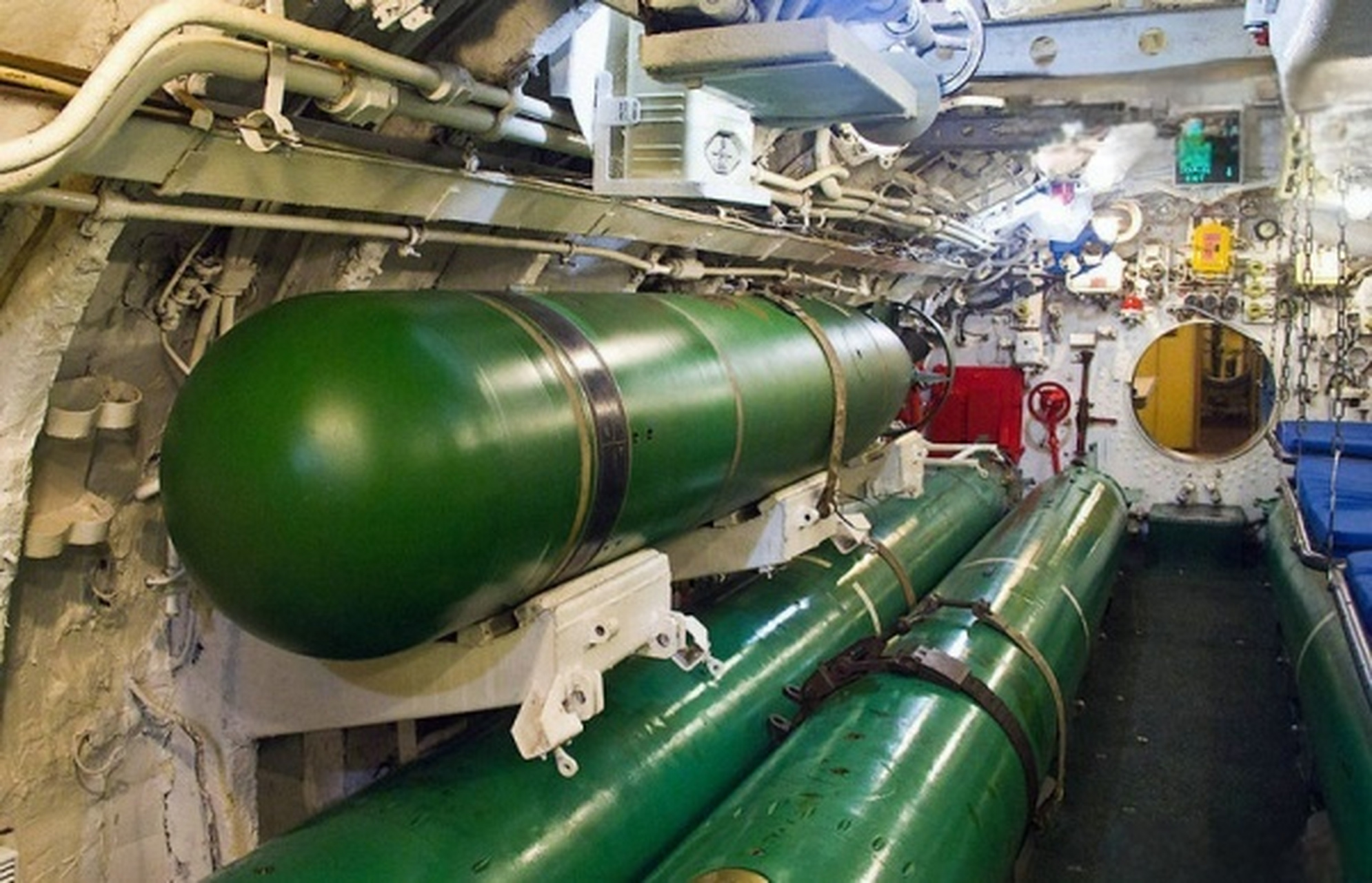 潜艇的鱼雷发射管口径一般500多毫米,胖子是钻不过去的… 潜艇选兵员