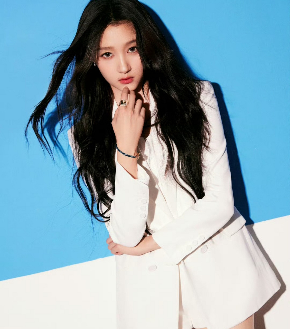 关晓彤亮相活动改走甜辣路线,一套白西装有种精英女士的感觉了,拍出来