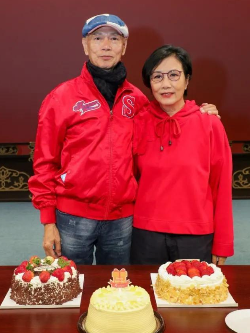 汪明荃夫妇出国偶遇林子祥!身价过亿穿4万情侣装,奉行aa制生活