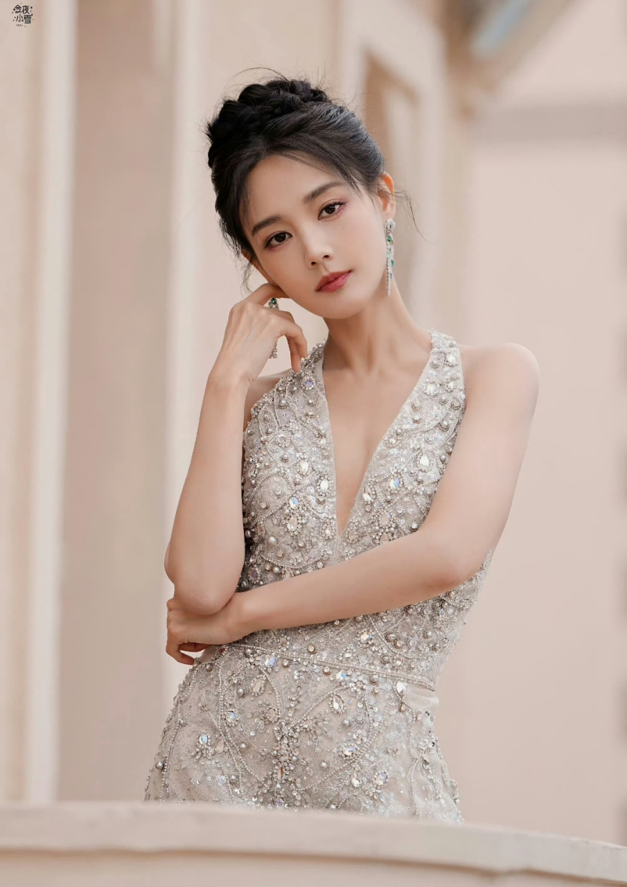 李一桐的亮片深v礼服尽显雍容华贵,奢侈大方.
