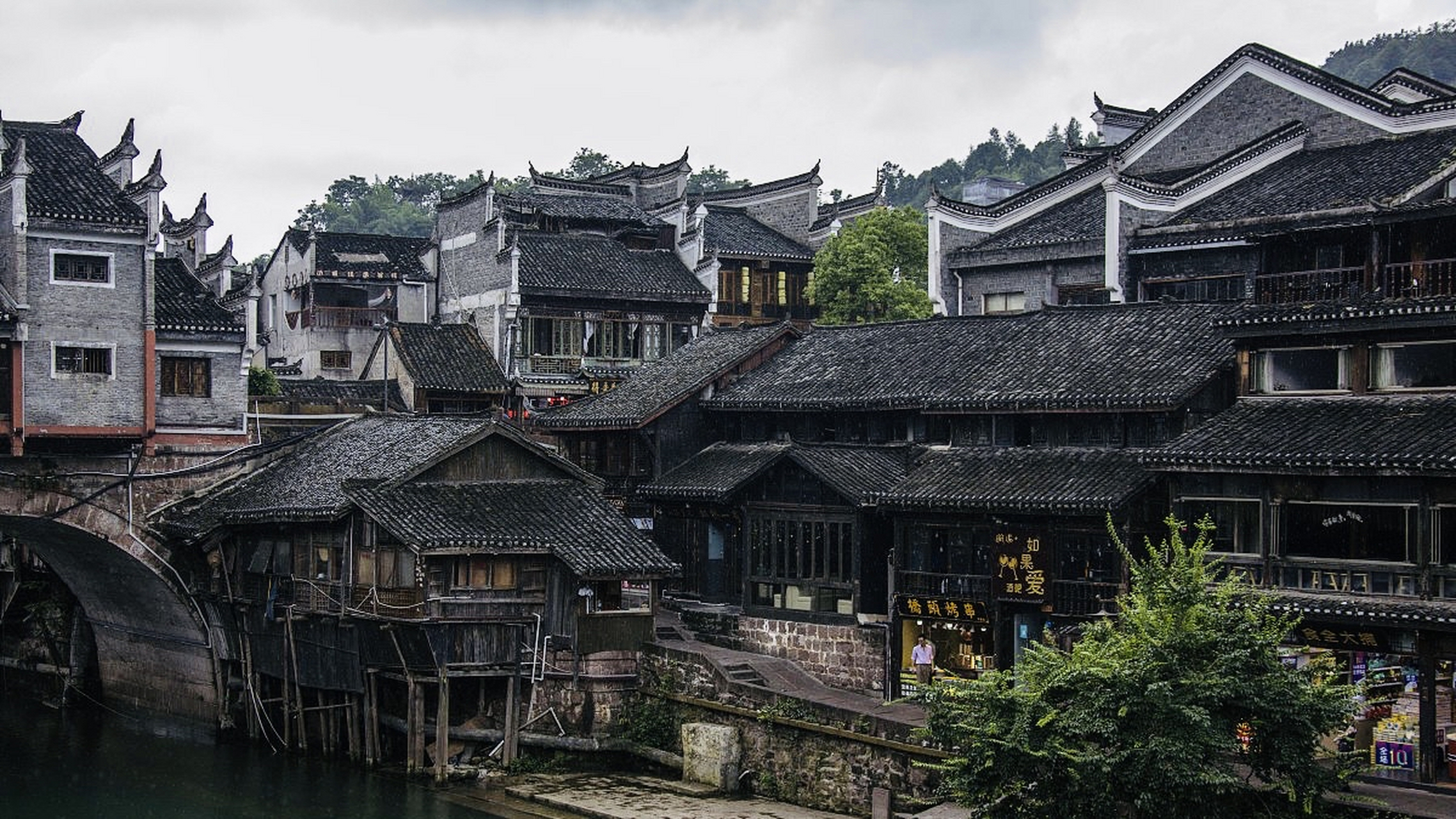 【美丽边城·凤凰古城】   凤凰古城位于湖南省湘西土家族苗族自治州