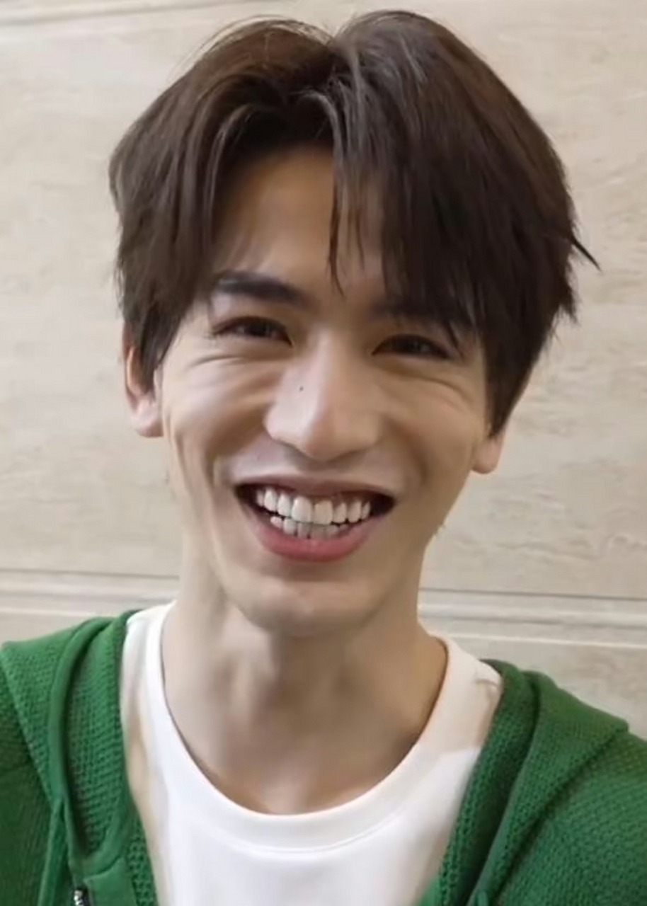 年纪轻轻的,怎么笑起来一堆褶子