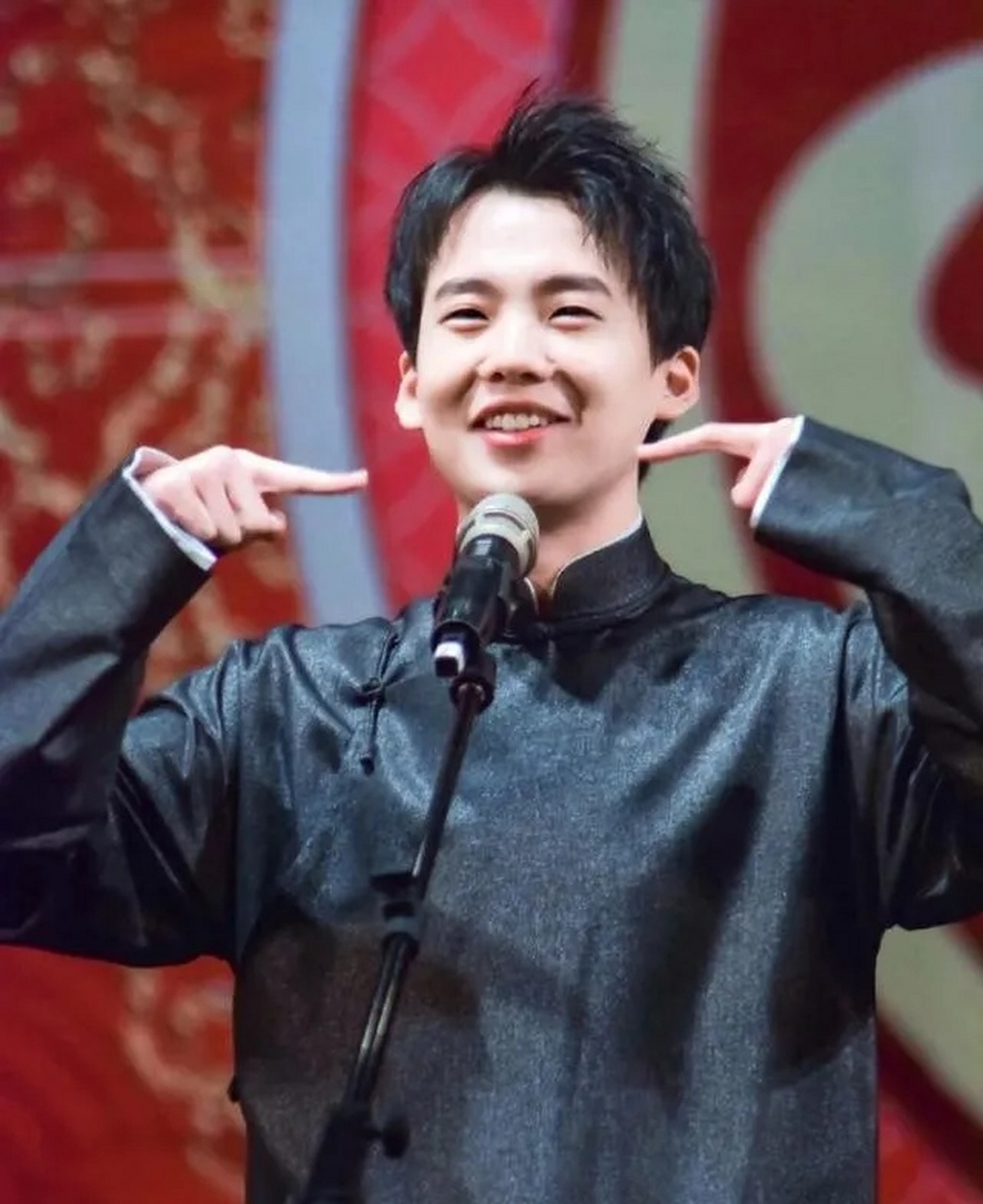 有一次,岳云鹏把郭麒麟摁在地上揍了一顿,郭麒麟回到家,向后妈王惠