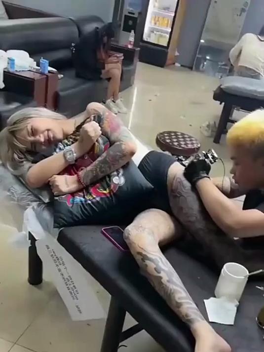 精神小妹来纹身,这表情真绝了,难道不疼吗