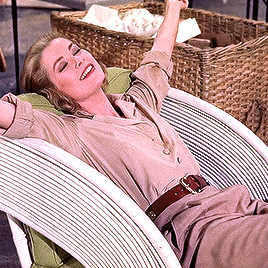 这件衣服的裙摆蓬松,让我想起《灰姑娘》电影中的蓝色蓬蓬裙.