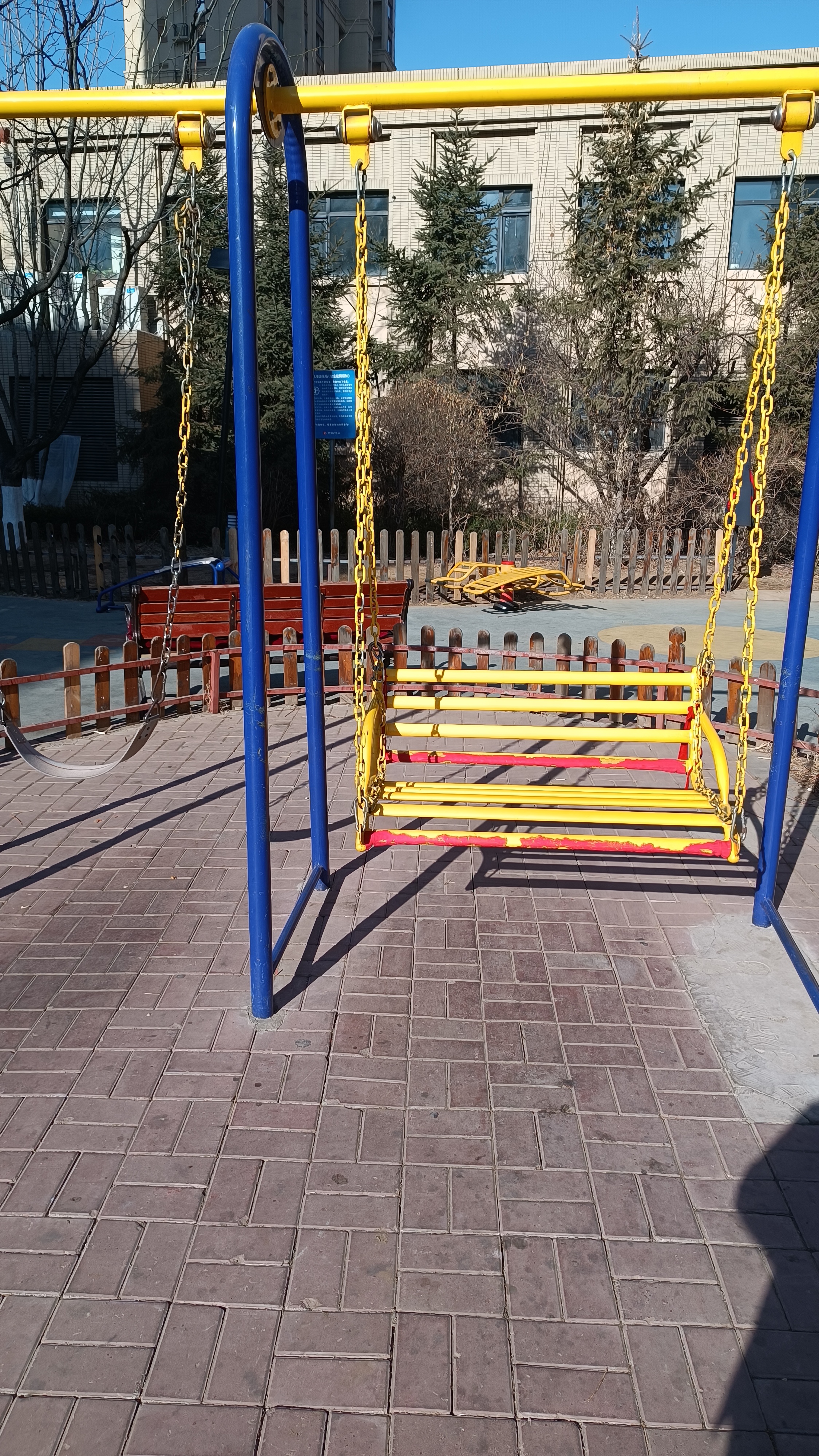 小区里新装的秋千,大家都排队坐秋千,从早上排到晚上,都掉漆了