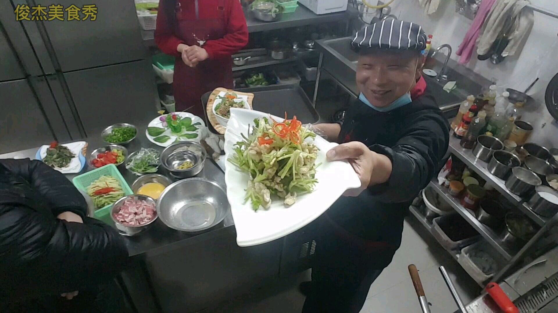 做菜剩下的香菜根不要扔,大厨分享健康美味养生小凉菜,反应不错