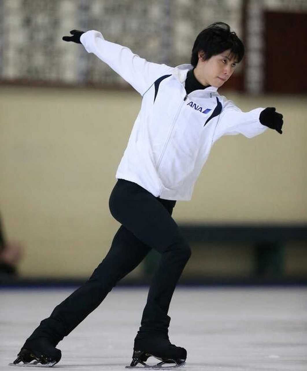 ana这件白色上衣还挺好看的[期待#羽生结弦