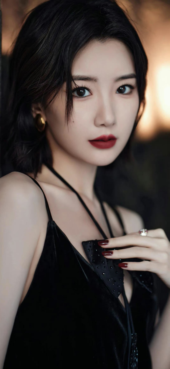 毛晓彤# 身穿黑色吊带裙,烈焰红唇,香肩美背,轻盈优雅,娇嗔欲滴,髁Ζ