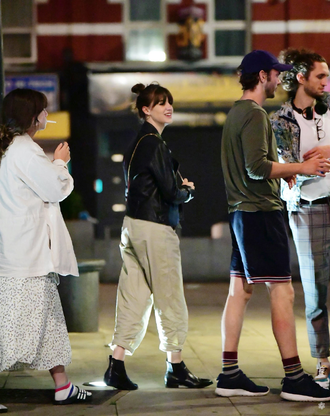 《普通人》主演黛西·埃德加-琼斯和男友tom varey伦敦最新街拍照