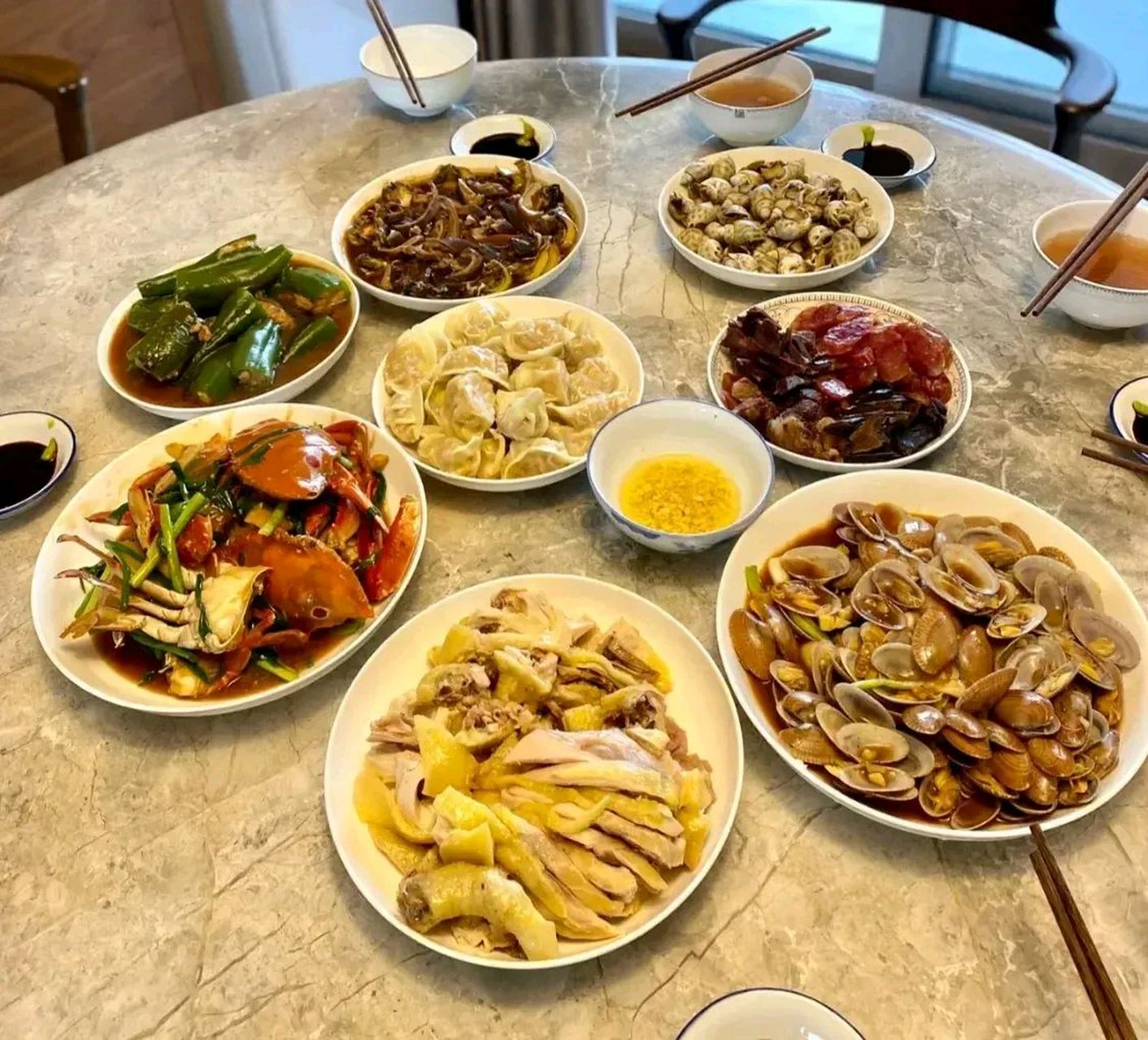 这就是闺蜜请客吃饭点的菜,一桌子菜居然花了480块钱.