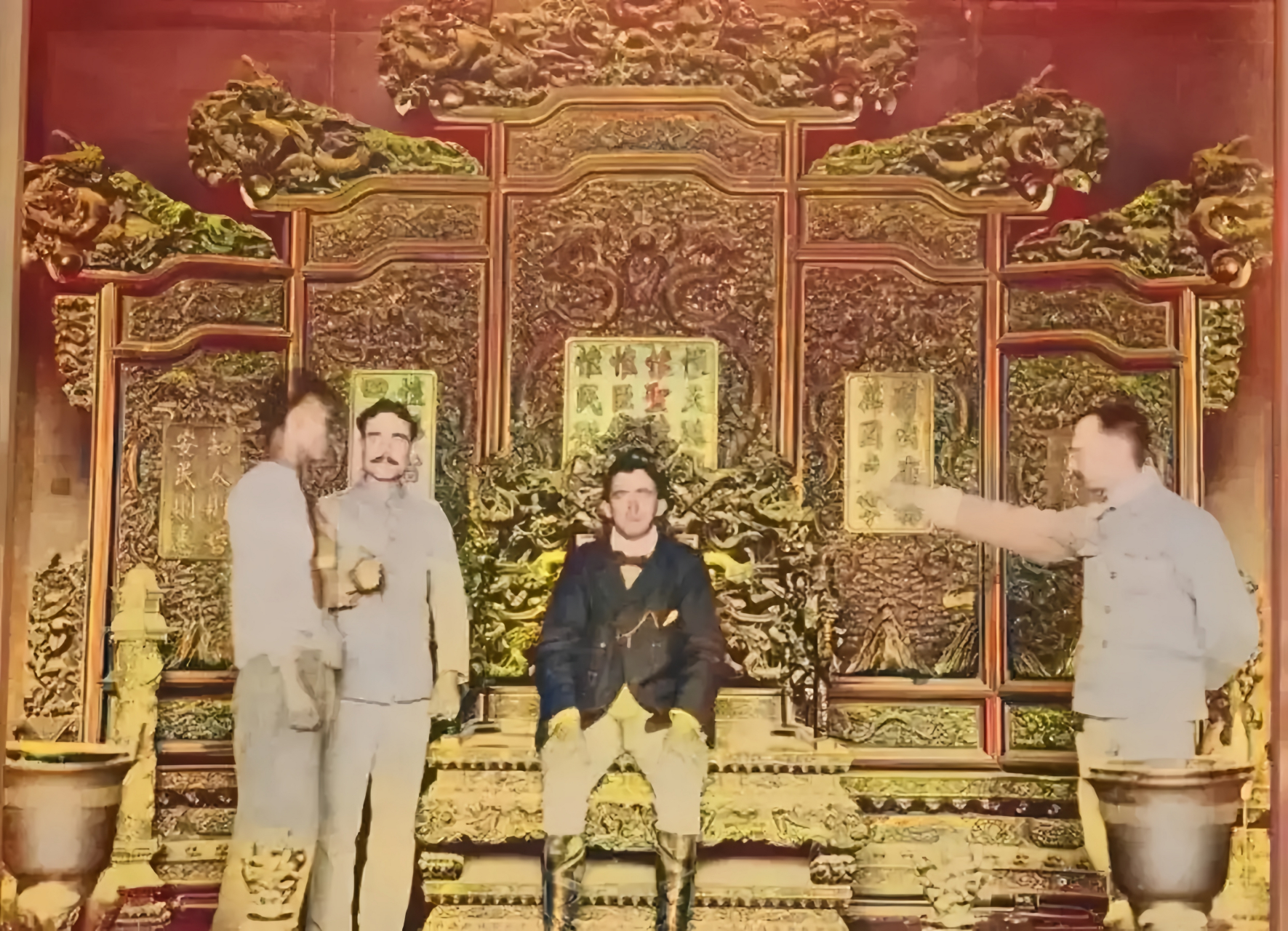 北京紫禁城太和殿,八国联军统帅瓦德西非常嚣张的坐在龙椅上,感受着做