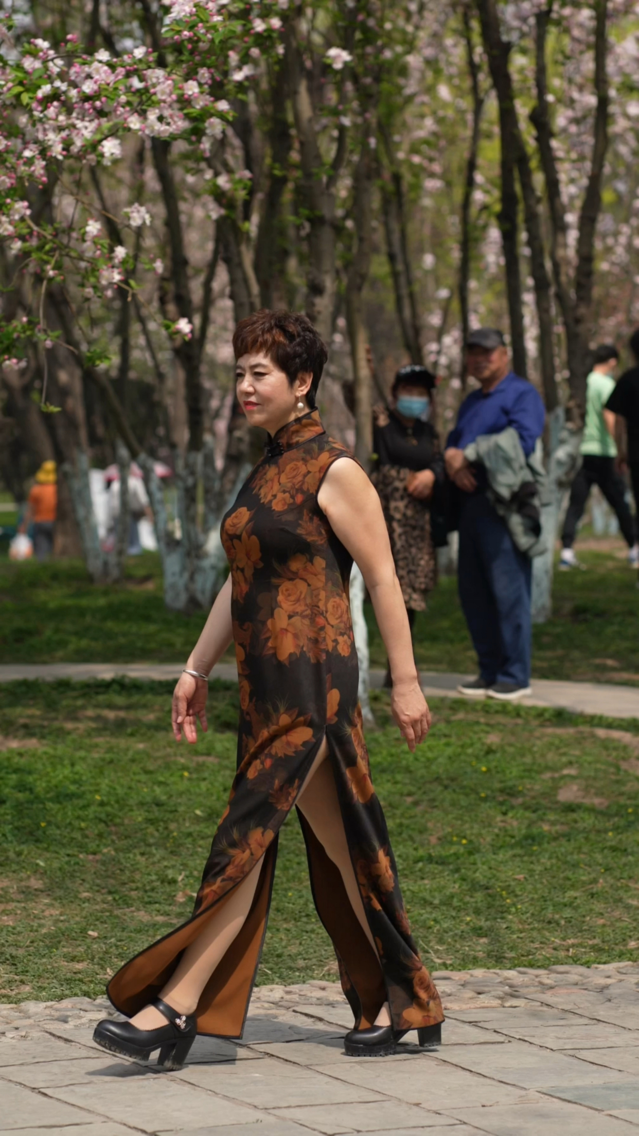 看看这些大妈个个都穿着旗袍走出了强大气场-度小视