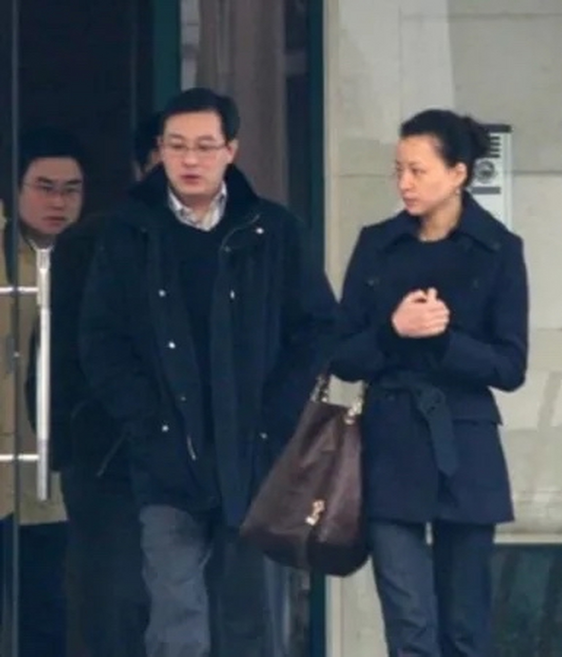 "金晶朝着他怒吼:"我就问你一句,你要两个孩子还是要她?