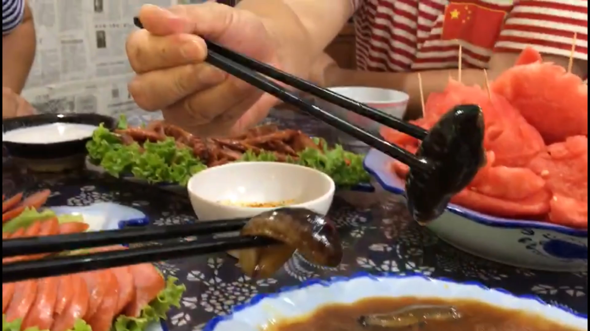 点葱烧海参的粉丝,看看这道菜做的怎么样,又配几道熟食喝的真香
