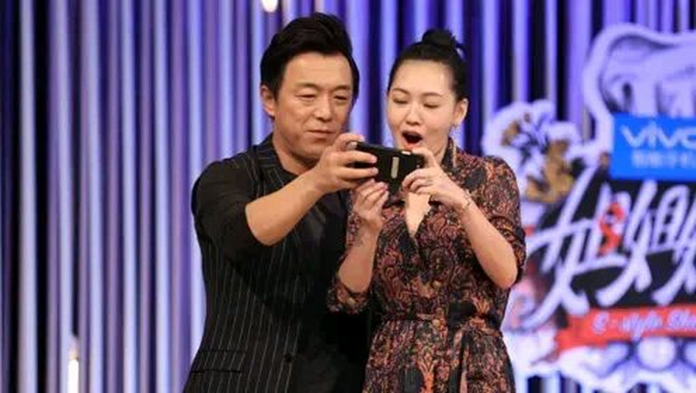 黄渤回应说"我太太觉得我工作确实挺不错的,能合法地进行一些娱乐