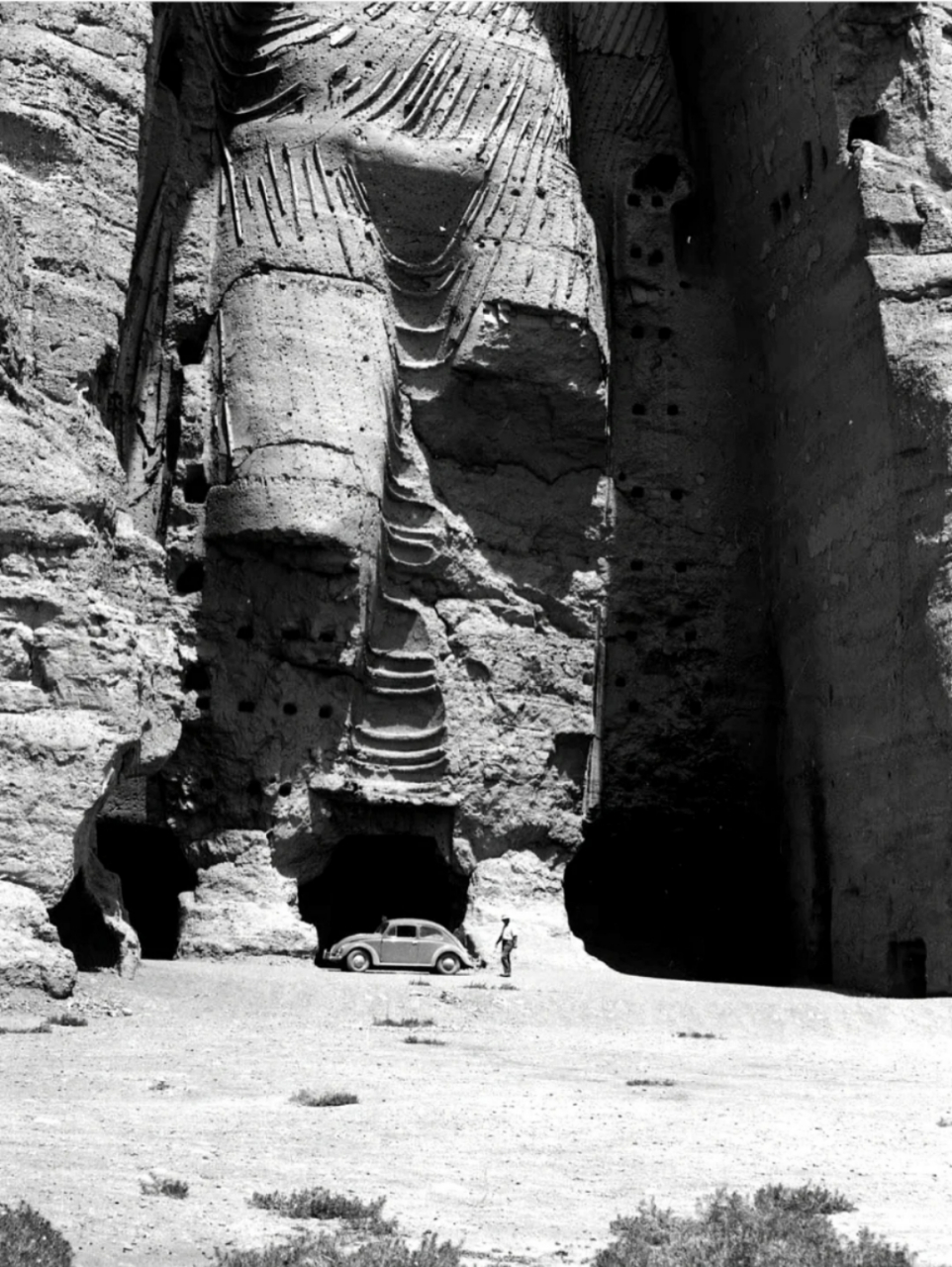 历史老照片,1958年,阿富汗巴米扬大佛,这是世界文化遗产,这座大佛历史