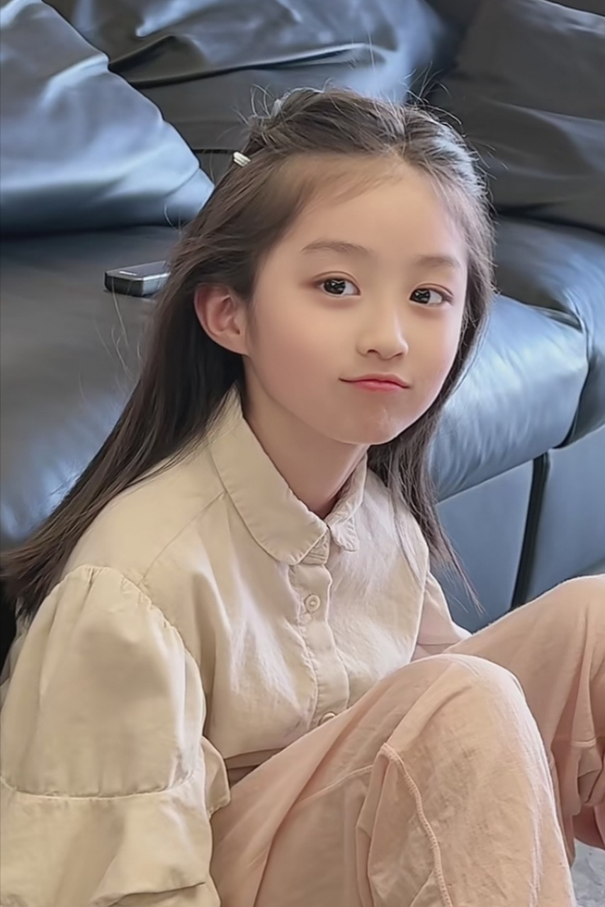 好漂亮的小女孩,真是一眼惊艳!长大后绝对不得了!