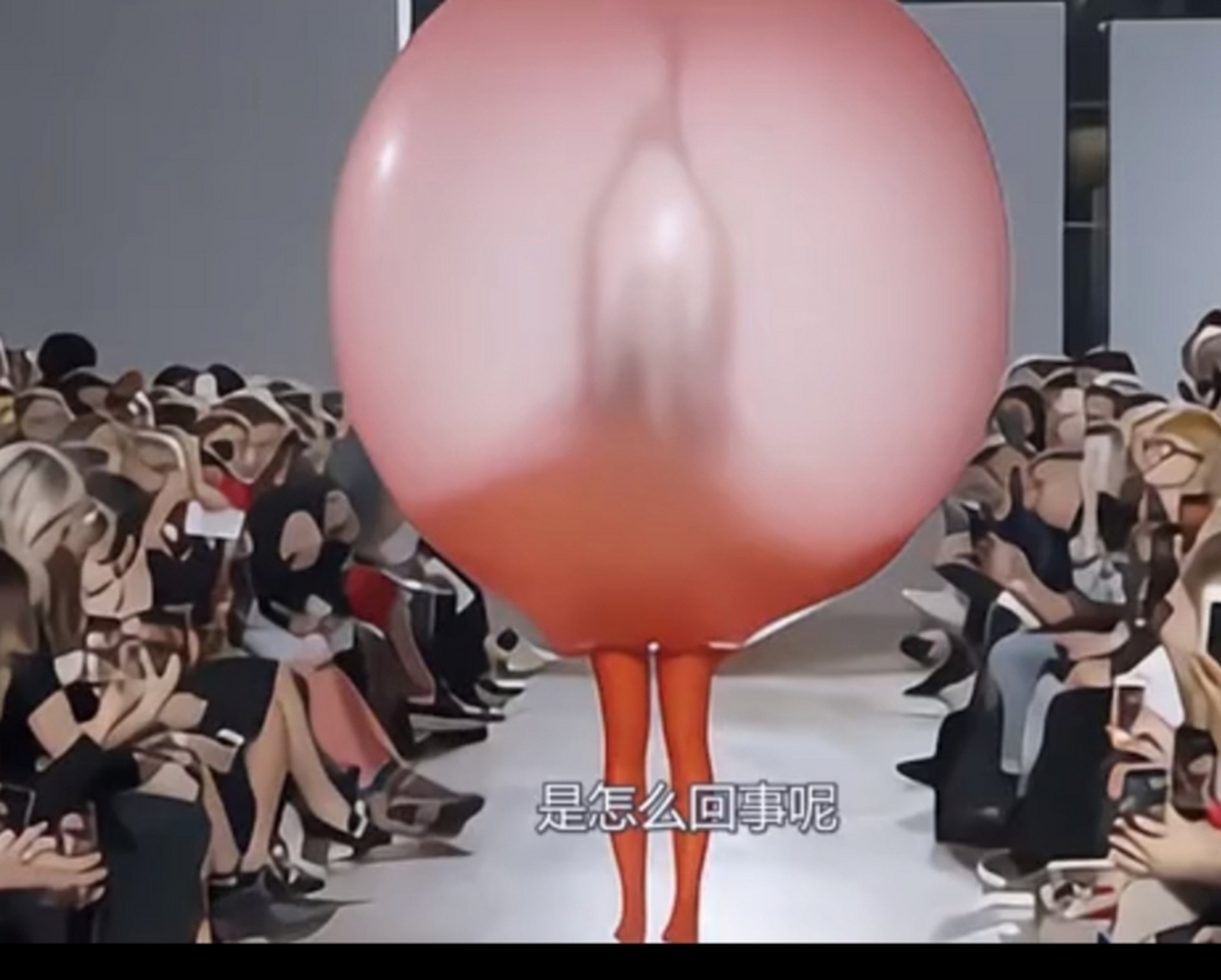 女模特穿气球服走秀,走到一半气球漏了,结果成了正常的衣服.