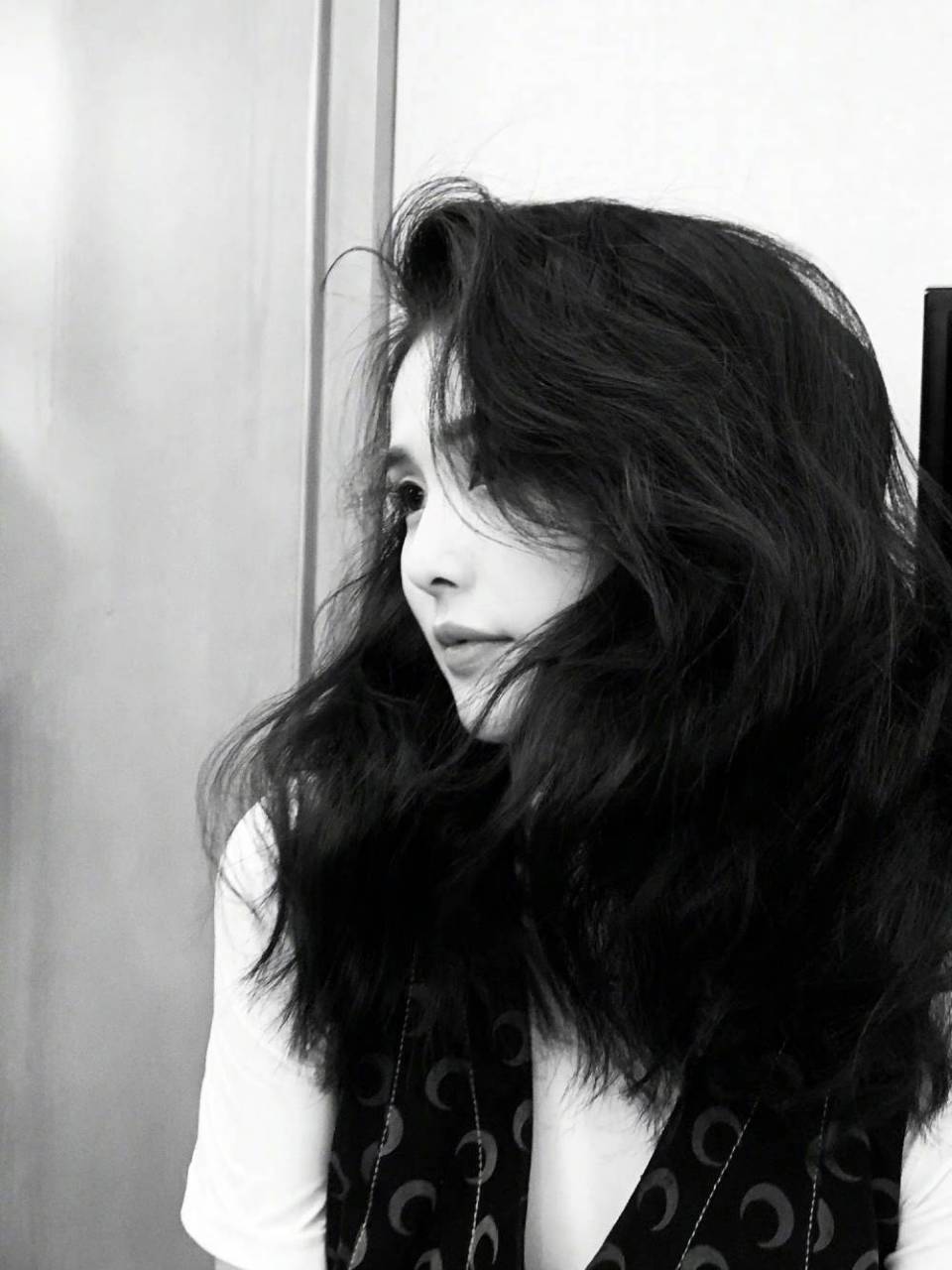 1,景甜她现在确实是不想和任何男艺人扯上关系,正常合作就行.