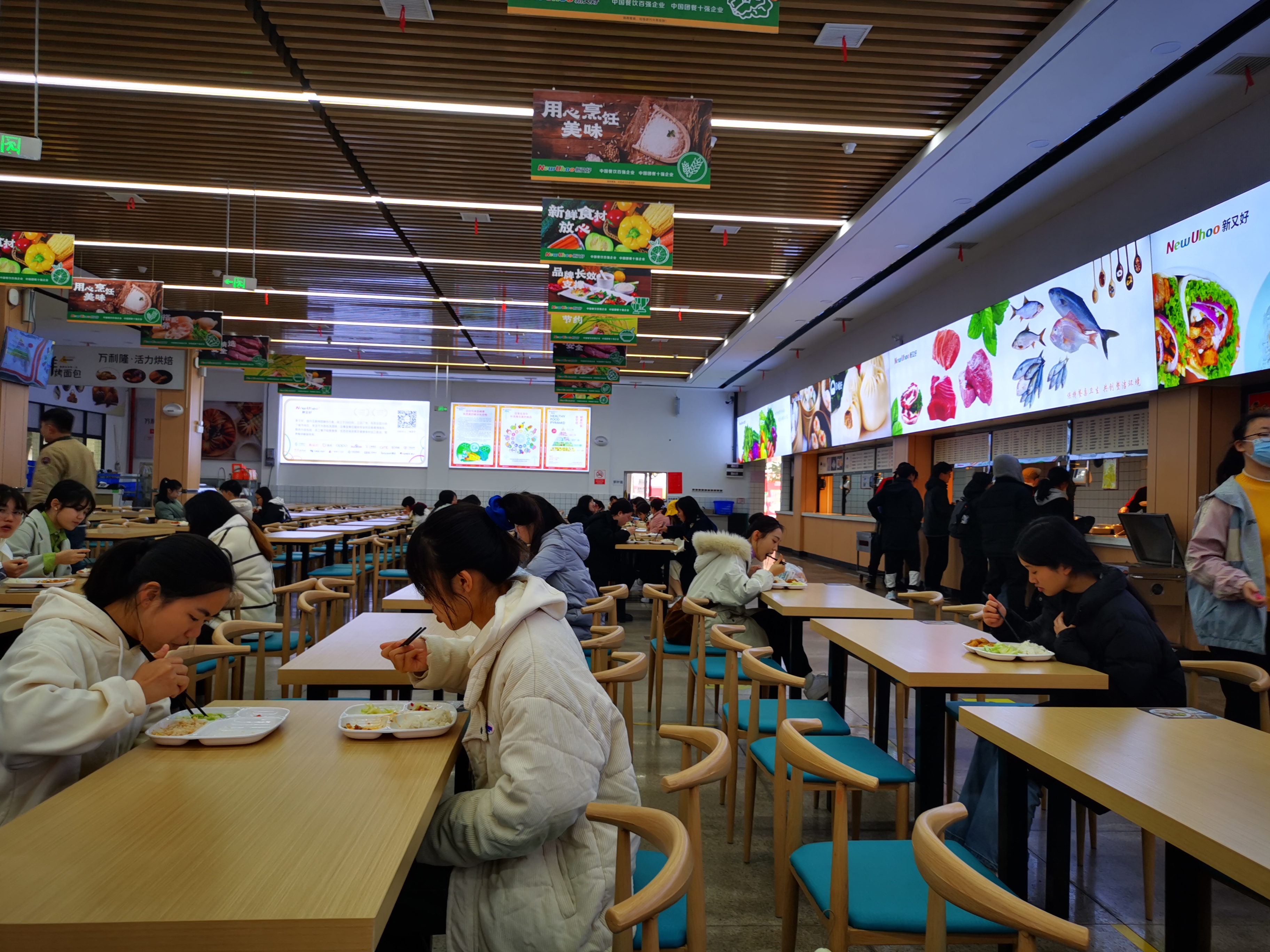 青年学子们匆匆忙忙到食堂吃完早餐就投入到紧