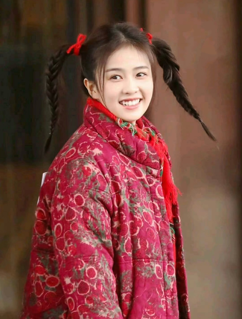 白鹿绣的小女孩怎么这么眼熟 是穿红棉袄的自己嘛